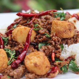 กะเพราเต้าหู้ไข่ หมูสับ เด้งดึ๋ง (กับข้าว)