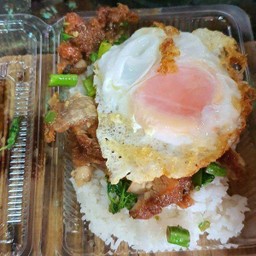 กระเพราหมูกรอบ,ไข่ดาว