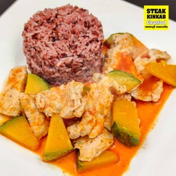 ข้าวสเต็กหมูผัดพริกแกง 390 kcal