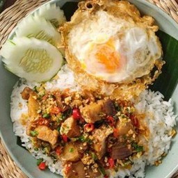ข้าวราดหมูกรอบคั่วพริกเกลือไข่ดาว
