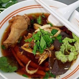 ก๋วยเตี๋ยวไก่ตุ๋น (เจริญกรุง) และเนื้อตุ๋น