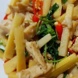 กระเพราหน่อไม้ไก่