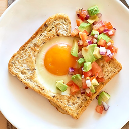 โทสต์ไข่ เฟรช ซัลซ่า อโวคาโด (ผลไม้เคียง 3 ชนิด)