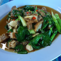 ผัดคะน้าหมูกรอบ