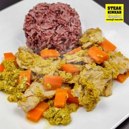 ข้าวสเต็กหมูผัดผงกระหรี่ 390 kcal