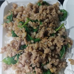 กระเพราหมูเด็กเป็นกับข้าว