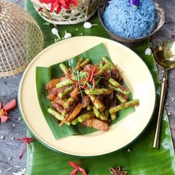 พริกขิงหมูกรอบ(Stir Fried Chili Paste with Crispy Pork)