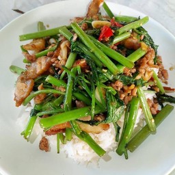 ผัดผักบุ้งหมูกรอบ