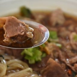 ก๋วยเตี๋ยวเนื้อธรรมดา เลือกได้ 2 อย่าง