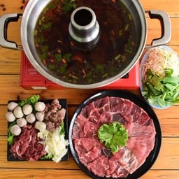 เกาเหลาหม้อไฟเนื้อชุดใหญ่ แถมฟรีหมูสะเต๊ะ