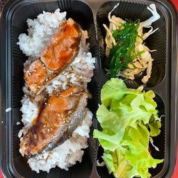 ข้าวหน้าปลาแซลมอนย่างเทริยากิ