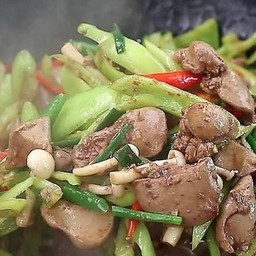 ข้าวเครื่องในไก่ผัดพริกหยวก