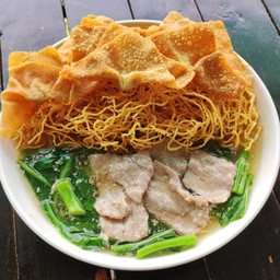 ราดหน้าบะหมี่กรอบเกี๊ยว