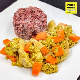 ข้าวสเต็กไก่ผัดผงกระหรี่ 390 kcal