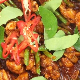 ข้าวผัดพริกแกงเครื่องในไก่