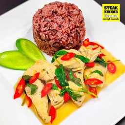 ข้าวสเต็กไก่ผัดกะเพรา สูตรคลีน 390 Kcal