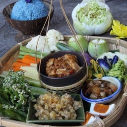 น้ำพริกลงเรือ(Chili paste on the boat served with salted egg and sweet pork. Mixed Vegetables)