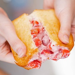 Very Strawberry & Cream ( with cheese )