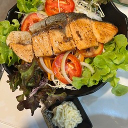 สลัดสเต็กปลาแซลมอน