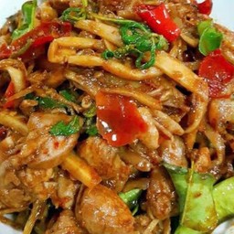 ข้าวพริกแกงครื่องในไก่ใส่หน่อไม้