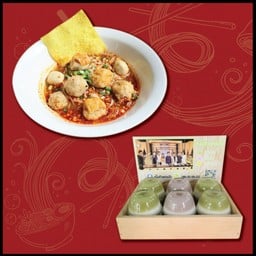 ราเมงต้มยำลูกชิ้นแคะ + ขนมถ้วยคอนโด