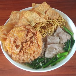 ราดหน้าหมี่กรอบเกี๊ยวกรอบไข่เจียวกรอบ
