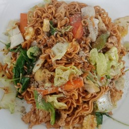 มาม่าผัดขี้เมากุ้งหมึก