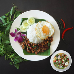 ข้าวผัดกะเพราหมูโบราณสูตรพริกแห้ง