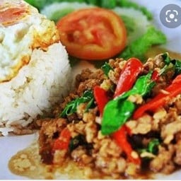 กระเพราหมูสับราดข้าว