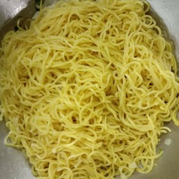 เส้นบะหมี่ลวก
