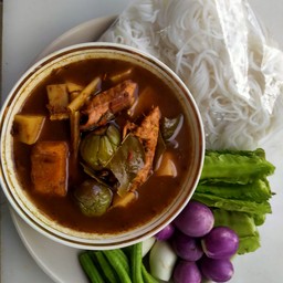 ขนมจีนแกงไตปลาพร้อมผักจัดเป็นชุด