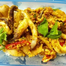 ผัดผงกะหรี่ราดข้าว