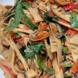 ข้าวกระเพราหอยแมลงภู่หน่อไม้