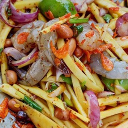 ยำมะม่วงไข่แดงเค็ม&กุ้งสด