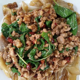 เส้นใหญ่ผัดกะเพราหมูสับ