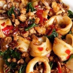 - กระเพราหมูสับ+ปลาหมึก