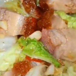 ผัดผักกาดขาวหมูกรอบราดข้าว