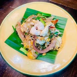 ผัดวุ้นเส้นกุ้งสดปลาหมึกกรอบ(Stir Fried Glass Noodles with Shrimp and Crispy Squid