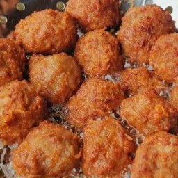 ข้าวทอดยำแหนม  เจ๊ลัยเจ้าเก่า