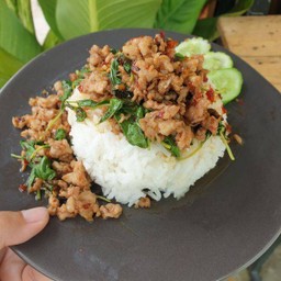 กระเพราหมูราดข้าว