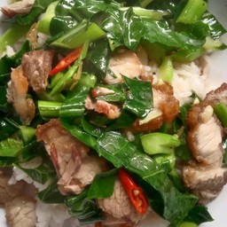 ผัดคะน้าหมูกรอบ