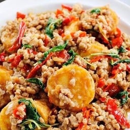 ข้าวกะเพราหมูสับเต้าหู้ไข่