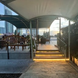 ใกล้ท่าเรือ รร 