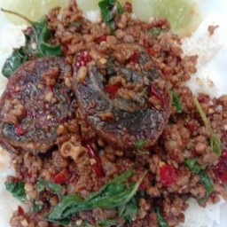 กระเพราไข่เยี่ยวม้ากับข้าว