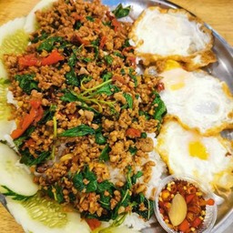[อร่อยซ่ากับโค้ก] กระเพาไก่โคตรจุก + 2 โค้ก ออริจินัล (ขวด)