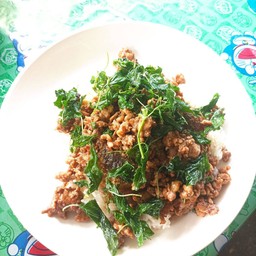 กะเพราไข่เยี่ยวม้า