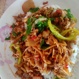 ข้าวกระเพราหมูหน่อไม้ดอง