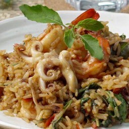 กระเพราทะเลคลุกข้าวไข่ดาว