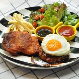 Combi.สเต็กไก่สไปซี่ & แฮมเบิร์กหมูทงคัสซึไข่ดาว