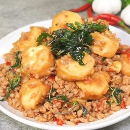 ข้าวผัดกระเพราหมูสับเต้าหู้ไข่